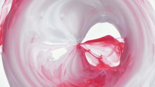 Kleurrijke rode en witte verf druppels van boven mengen in water. Inkt wervelend onder water. Wolk inkt geïsoleerd. Gekleurde abstracte rookexplosie animatie. — Stockvideo