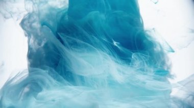 Mavi boya suya düşer. İzole görüntüler. Saf beyaz arkaplan.