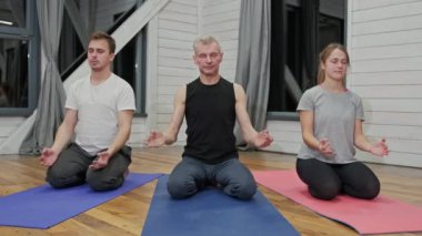 Koridorda yoga yapan bir grup insan..