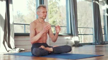 Güçlü yoga egzersizleri yapan olgun bir adam..