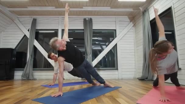 Grupp människor som gör yoga i hallen. — Stockvideo