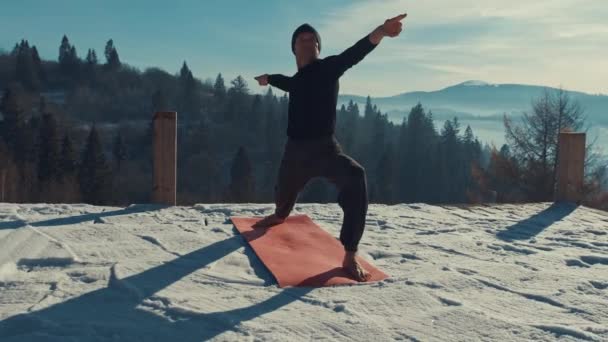 Kaukasischer Senior macht Yoga-Übungen vor dem atemberaubenden Sonnenuntergang in den Winterbergen — Stockvideo