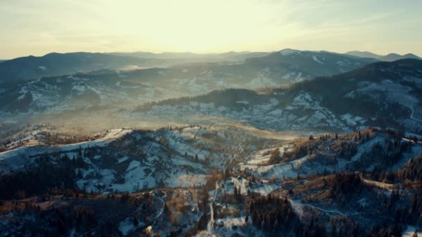 Vista aérea de las montañas de invierno, salida del sol en las montañas de invierno aérea — Vídeo de stock