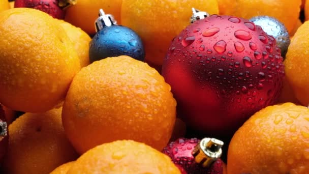 Різдвяні іграшки та мандарини. свіжі фрукти — стокове відео