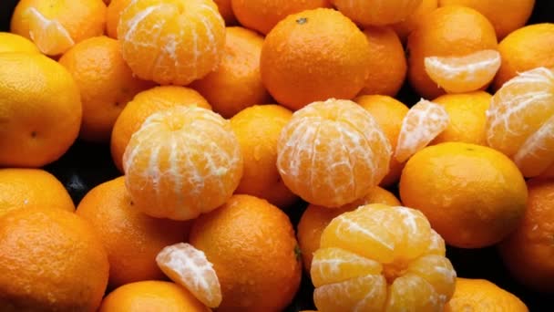 Beaucoup de mandarines jaunes fraîches. Agrumes. — Video