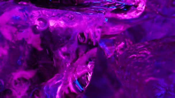 Cubetti di ghiaccio con riflessi blu e rosa. bella carta da parati astratta con luci al neon — Video Stock