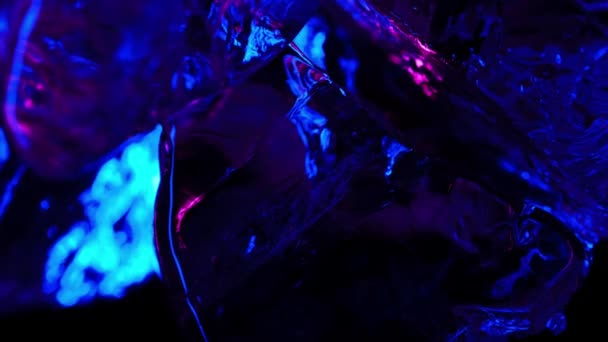 Ijsblokjes met blauwe en roze highlight. mooie abstracte achtergrond met neon lichten — Stockvideo