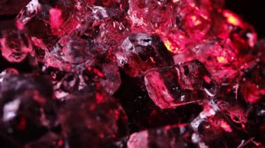 Cola 'lı Ice Cubes, Macro Shot. Süper Yavaş Hareket Yüksek Hız Kamerasında Çekildi