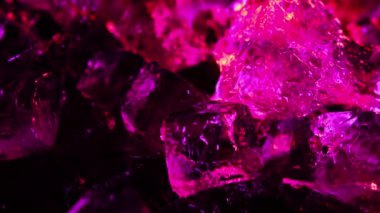 Soyut arkaplanda farklı parlak buz küplerinin parlak ve güzel renkleri