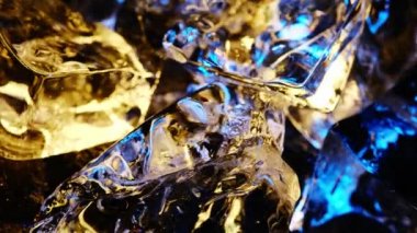 Buz küpleri bir eksen üzerinde döner. 4K renk sarı ve mavi duvar kağıdı