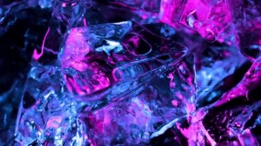Mavi ve pembe renkli buz küpleri. Neon ışıklı güzel soyut duvar kâğıdı