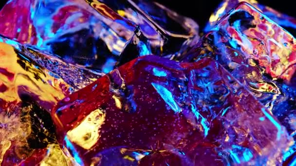 Elvont színes háttér jégkocka. Fényes és gyönyörű színek a különböző világító jégkockák fagyasztott jég — Stock videók