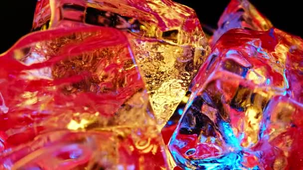 abstrakte bunte Hintergrund mit Eiswürfel. Helle und schöne Farben verschiedener leuchtender Eiswürfel aus gefrorenem Eis