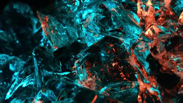 Cubo de hielo encendido luz de fuego de color. fondo de pantalla abstracto — Vídeo de stock
