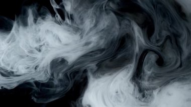 Siyah arka planda beyaz suluboya mürekkep. Soyut arkaplan. Havalı trend ekran koruyucu.