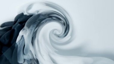 Siyah mürekkep suda yavaşça sallanır. Soyut girdap arkaplanı