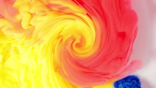 Tinta arte líquida rodopiando subaquático vermelho azul amarelo abstração — Vídeo de Stock