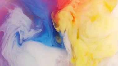 Sudaki renkli mürekkebe mürekkep damlayan mürekkep rengi, 4K görüntü, kırmızı mavi turuncu sarı. beyaz arkaplan