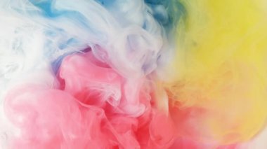 Sudaki renkli mürekkebe mürekkep damlayan mürekkep rengi, 4K görüntü, kırmızı mavi turuncu sarı. beyaz arkaplan