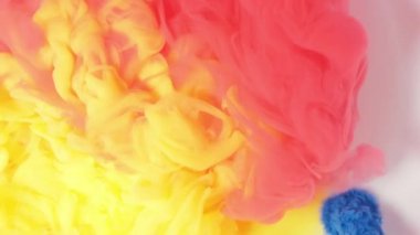 Sudaki renkli mürekkebe mürekkep damlayan mürekkep rengi, 4K görüntü, kırmızı mavi turuncu sarı. beyaz arkaplan