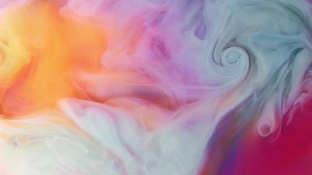 水面上美丽的五彩斑斓的混合液体油漆，涂上质感. — 图库视频影像