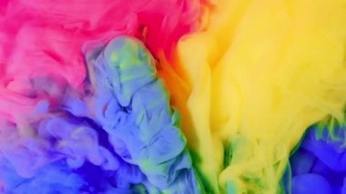 Sudaki renkli mürekkebe mürekkep damlayan mürekkep rengi, 4K görüntü, kırmızı mavi turuncu sarı. beyaz arkaplan