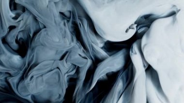 Beyaz arka plan boya bulutları üzerinde siyah beyaz boya karışımı