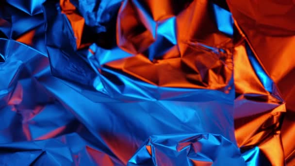 Textura colorida de papel de aluminio en el cambio de luces rojas y azules. fondo abstracto — Vídeo de stock