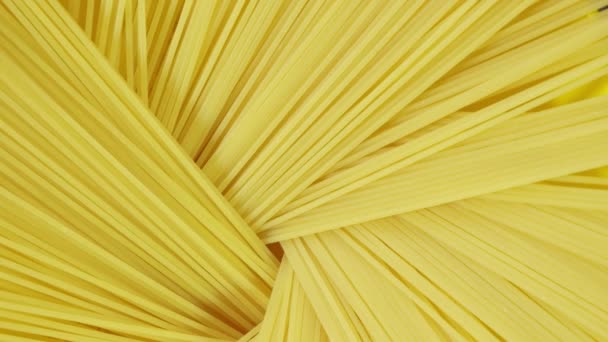 Fondo de textura de espagueti de centeno crudo. De cerca. Espaguetis italianos textura de fondo de alimentos crudos. — Vídeo de stock