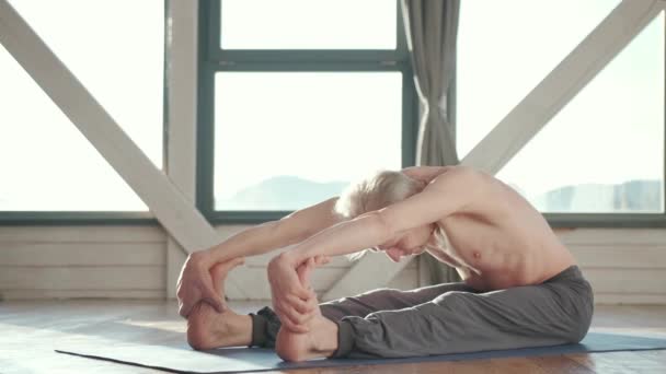 Hombre maduro entre hacer ejercicios de yoga de poder. — Vídeos de Stock
