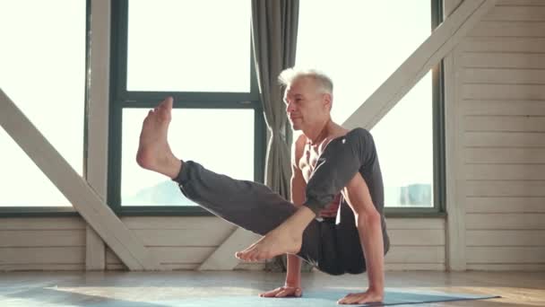 Hombre maduro entre hacer ejercicios de yoga de poder. — Vídeos de Stock