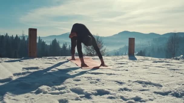 Kaukasischer Senior macht Yoga-Übungen vor dem atemberaubenden Sonnenuntergang in den Winterbergen — Stockvideo