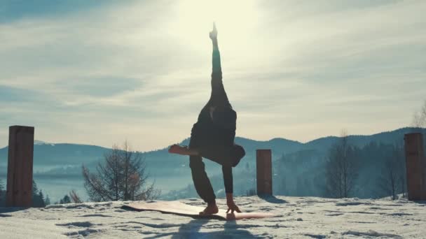 Kaukasischer Senior macht Yoga-Übungen vor dem atemberaubenden Sonnenuntergang in den Winterbergen — Stockvideo