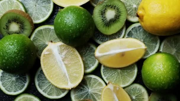Variedade de frutas cítricas, incluindo limões, limas, kiwi. Vista superior rotativa — Vídeo de Stock