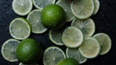 Limon dilimleri yakın plan, makro arka plan, meyveli üst manzara. Döndür. İçki yapmak için taze limon.
