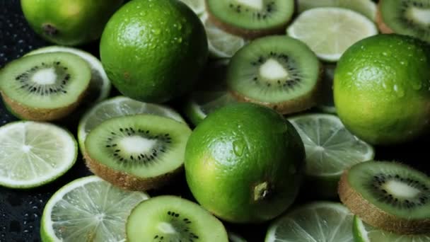 레몬, 라임, 키위를 포함 한 녹색 감귤류 과일들 입니다. 회전하는 맨 위 모습 — 비디오
