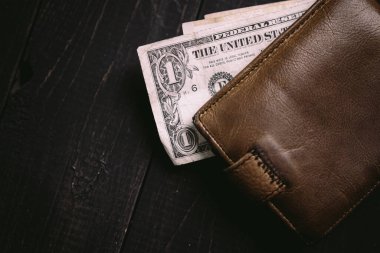 Antika bir cüzdanda eski para banknotları. Seyahat ahşap masasının düz uzantısı