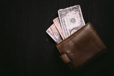 Antika bir cüzdanda eski para banknotları. Seyahat ahşap masasının düz uzantısı