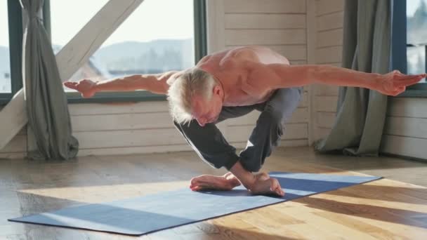 Volwassen man onder het doen van macht yoga oefeningen. — Stockvideo