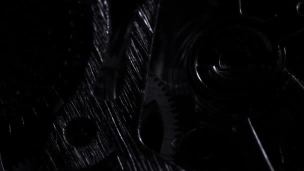 Saat mekanizmasının siyah ve beyaz yakın görüntüsü — Stok video