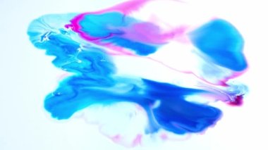 Sıvı. Işıldayan mavi, pembe ve beyaz renklerle soyut arkaplan hareketi.