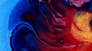 Altın tozunda renkli arka plan mavi ve kırmızı boya akışı evren renkleri yüzey karışımı desenler. makro