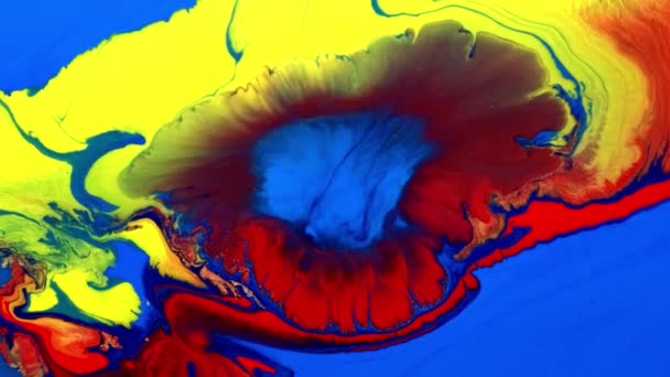 Fond coloré en jaune, bleu et rouge flux de peinture sur les couleurs de l'univers motifs de mélange de surface. macro — Video