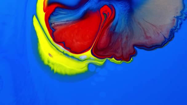 Renkli arka plan sarı, mavi ve kırmızı renkler kainat yüzeyinde yüzey karışımı şekiller oluşturuyor. makro — Stok video
