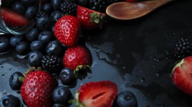 Ahududu ve yaban mersini reçeli pişiriyorum. Cam bir kavanoza koy... siyah bir arkaplanda döndür