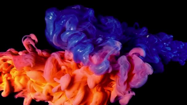 Blau orange Farben malen Zeitlupe Farbfluss mit Spritzer isoliert auf schwarz, 4K — Stockvideo
