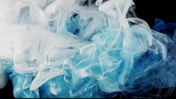 Pinturas acrílicas blancas y azules se mezclan en agua por una nube — Vídeo de stock