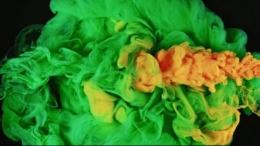 Suyun mürekkebi birbirine karışıyor. Yeşil ve turuncu