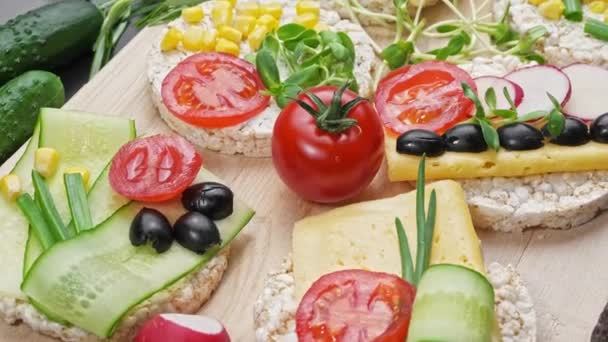 Set de productos frescos para hacer un sándwich de verduras frescas — Vídeos de Stock