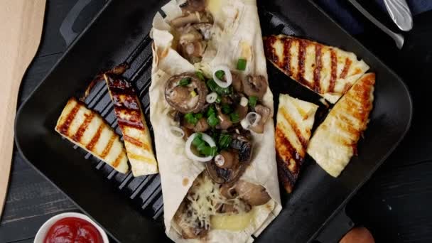 Surtido de comida callejera en una mesa de madera oscura. champiñones, shawarma, queso Adyghe, hierbas, fideos. Servido con pan frito. Vista superior — Vídeos de Stock